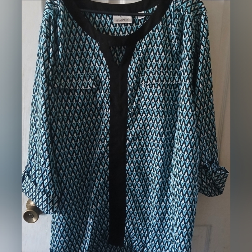Avenue - Womens Blue/White/Black Lightweight Casual Plus Size Blouse. Size 26/28